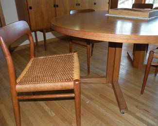 J.L. Moller Chair (no armrest) 20x17x29.5