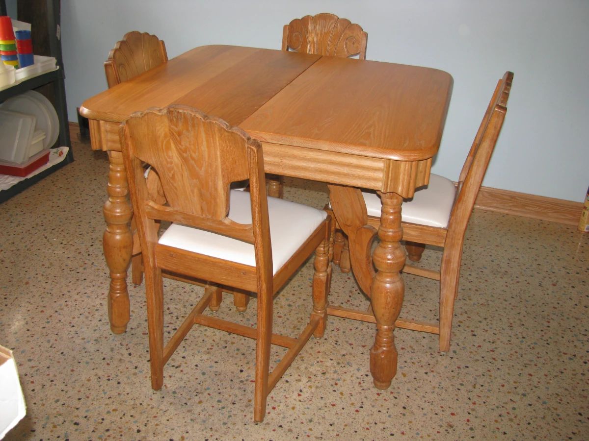 Table/4 chairs