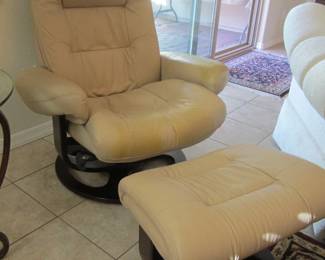 Lane Swivel Rocker w/Ottoman