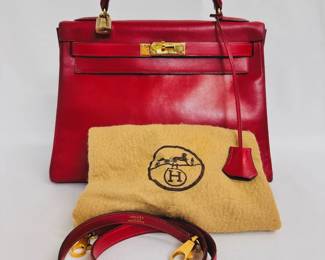 A beautiful 1993 vintage Hermès Kelly Retourne 32 handbag in rouge box leather, authenticated by Entrupy. It comes with a single rolled handle, a removable shoulder strap, and dust bag.