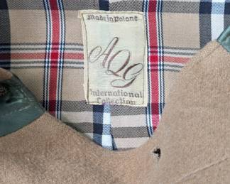 Closeup of the vintage AQG International Collection mens tan trench coat with removable wool liner 