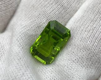 8.30 Carats Natural Peridot (Emerald Cut)