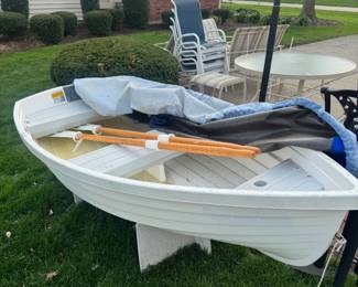 Walker Bay rigid dinghy in great condition with wooden oars and weather cover