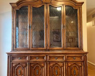 Grand Thomasville lighted china hutch