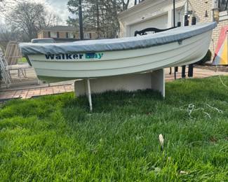 Walker Bay rigid dinghy in great condition with wooden oars and weather cover