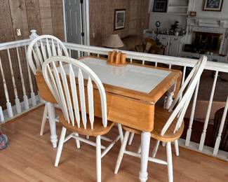 Dining table with expandable leaves