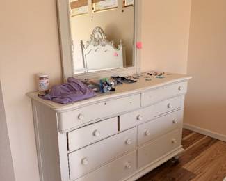 Beautiful white dresser with 9 drawers and beautiful mirror