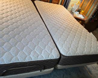 Craftmatic Adjustable Bed ( 2 Twin Makes King) Foam Mattress's with Remote