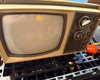 Vintage GE Color Tube TV.