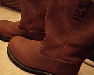 Brown suede pull-on winter boots