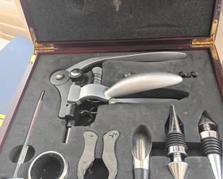 Wine accessory gift set in case
