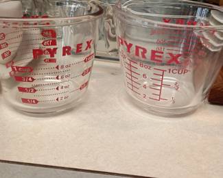 Pyrex glass measuring cups set
