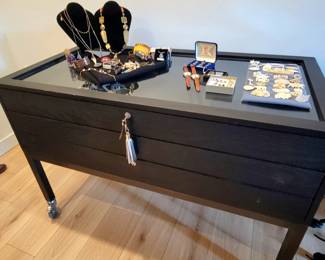 Locking 3-drawer jewelry cabinet. Top is glass for display of first drawer