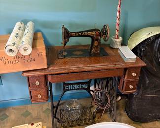 2 Singer sewing machines 