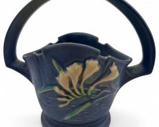 Vintage 1945 Roseville Freesia Handled Basket In Delft Blue