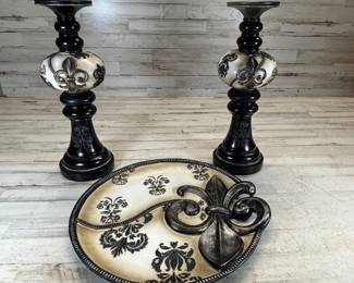 R Lot #131 Fleur De Lis Candle Holders Set w/ Decorative Tray Black Cream Resin 16” Tall