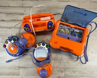 R Lot #132 VTech V.Smile TV Learning System Console + 2 Controllers & Games