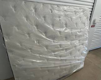 Lot #92 Therapedic Sapphire King Size Mattress Plush Top White Bedding