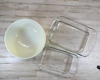 R Lot #136 Pyrex Mixing Bowl & Glass Baking Dish Set Lot 3 Vintage USA