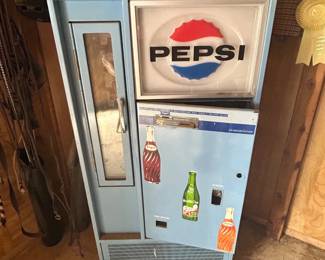 J Lot #68 Vintage Pepsi Vendorlator Upright Bottle Vending Machine w Coin Mechanism