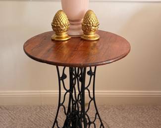 Round table with cast-iron base stunning