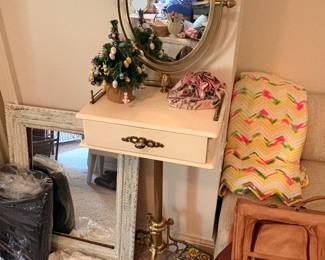 Antique makeup stand (Stunning)