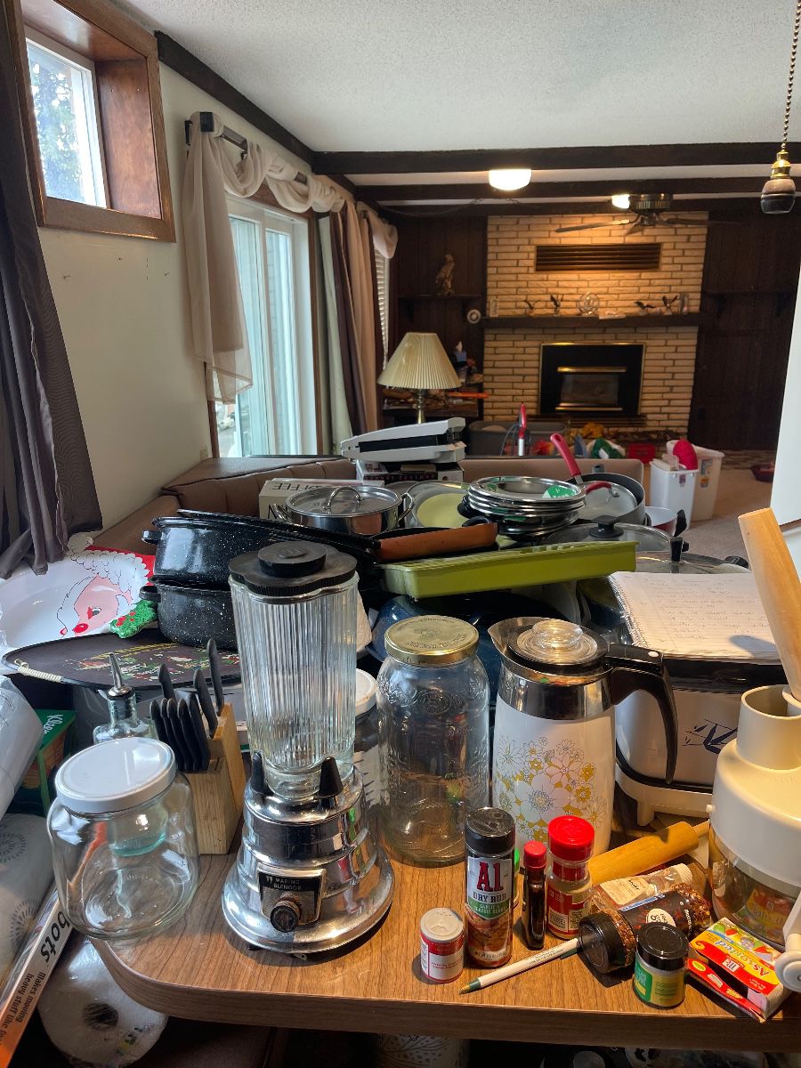 Many kitchen electronics 