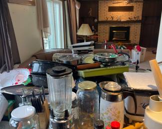 Many kitchen electronics 