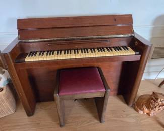 Mini piano from Hardman Teck