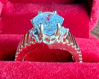 This lot features a 14k gold ring with a quartz center stone surrounded by four genuine diamonds. This ring comes in a size 6.5 with a total approx. weight of 7.71 grams.