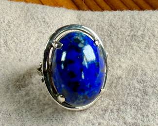 This lot features a vintage sterling silver ring with a large lapis center stone. This ring comes in a size 6 with a total approx. weight of 7.29 grams.