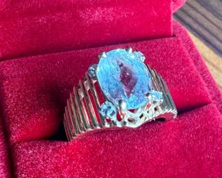 This lot features a 14k gold ring with a quartz center stone surrounded by four genuine diamonds. This ring comes in a size 6.5 with a total approx. weight of 7.71 grams.