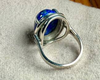 This lot features a vintage sterling silver ring with a large lapis center stone. This ring comes in a size 6 with a total approx. weight of 7.29 grams.