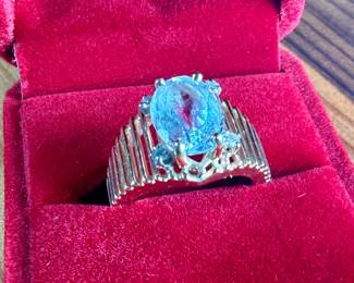 This lot features a 14k gold ring with a quartz center stone surrounded by four genuine diamonds. This ring comes in a size 6.5 with a total approx. weight of 7.71 grams.