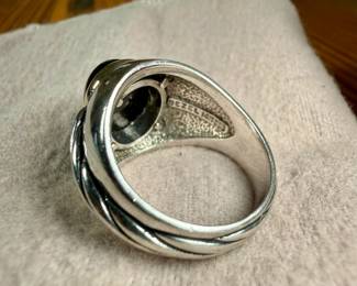 This lot features a ring made from 14k gold and sterling silver with an onyx center stone. This ring comes in a size 9.5 with a total approx. weight of 13.61 grams.