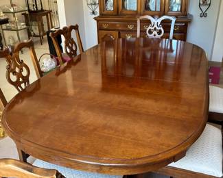 6 550.00 Dixie furniture dining table double pedestal 5'6" + leave 15" x 43"Wx 30H with 6 chairs