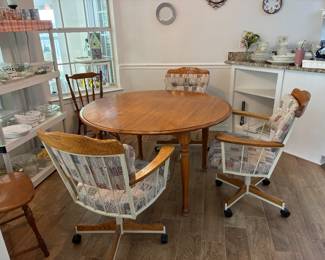 29 150.00 Kitchen table 48" Round x 30"Hwith leave 12" maple with padded feet