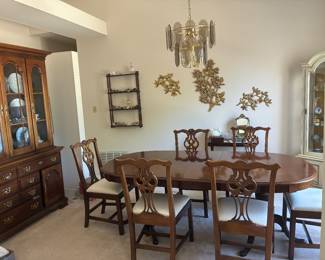 6 550.00 Dixie furniture dining table double pedestal 5'6" + leave 15" x 43"Wx 30H with 6 chairs
