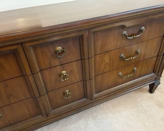 17 240.00 United Furniture Company Dresser matching 9 drawers 66Wx19Dx31H wit matching mirror 29Wx47H