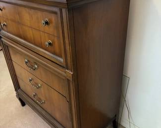 18 180.00 United Furniture Company Tall dresser 5 drawers 38Wx19Dx45H