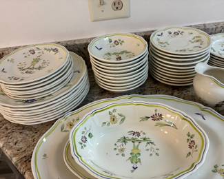 53 500.00 French China Moustiers - Longchamp pattern
