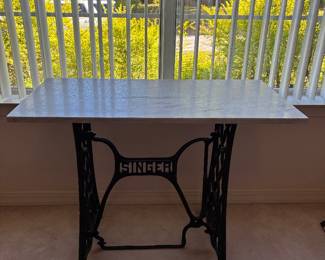 20 80.00 Singer sewing machine marble top 36x18x29