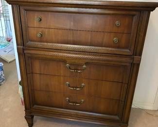 18 180.00 United Furniture Company Tall dresser 5 drawers 38Wx19Dx45H