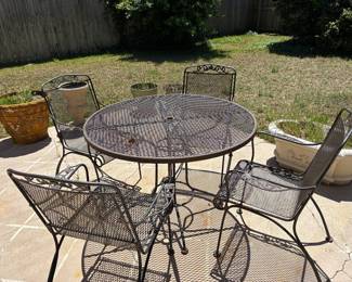 43 220.00 table 41"Round & 4 chairs