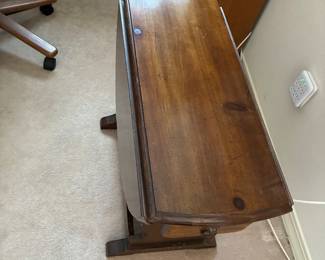 24 58.00 Small side drop leaf table 32Wx28Dx23H with one drawer