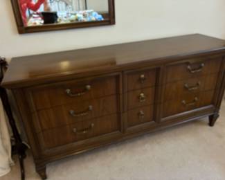 17 240.00 United Furniture Company Dresser matching 9 drawers 66Wx19Dx31H wit matching mirror 29Wx47H