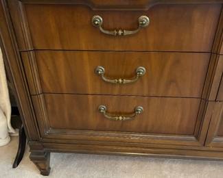 17 240.00 United Furniture Company Dresser matching 9 drawers 66Wx19Dx31H wit matching mirror 29Wx47H