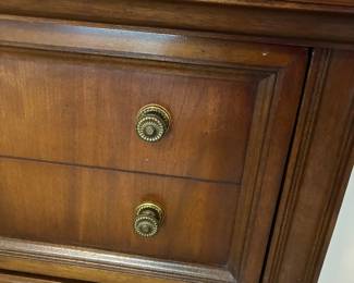 18 180.00 United Furniture Company Tall dresser 5 drawers 38Wx19Dx45H