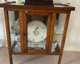 13 180.00 Antique curio oak with tray top 26Wx17Dx29H