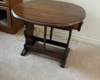 24 58.00 Small side drop leaf table 32Wx28Dx23H with one drawer